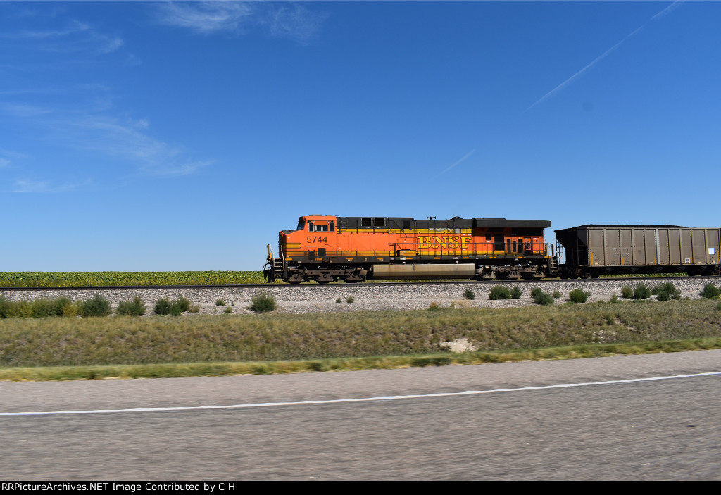 BNSF 5744